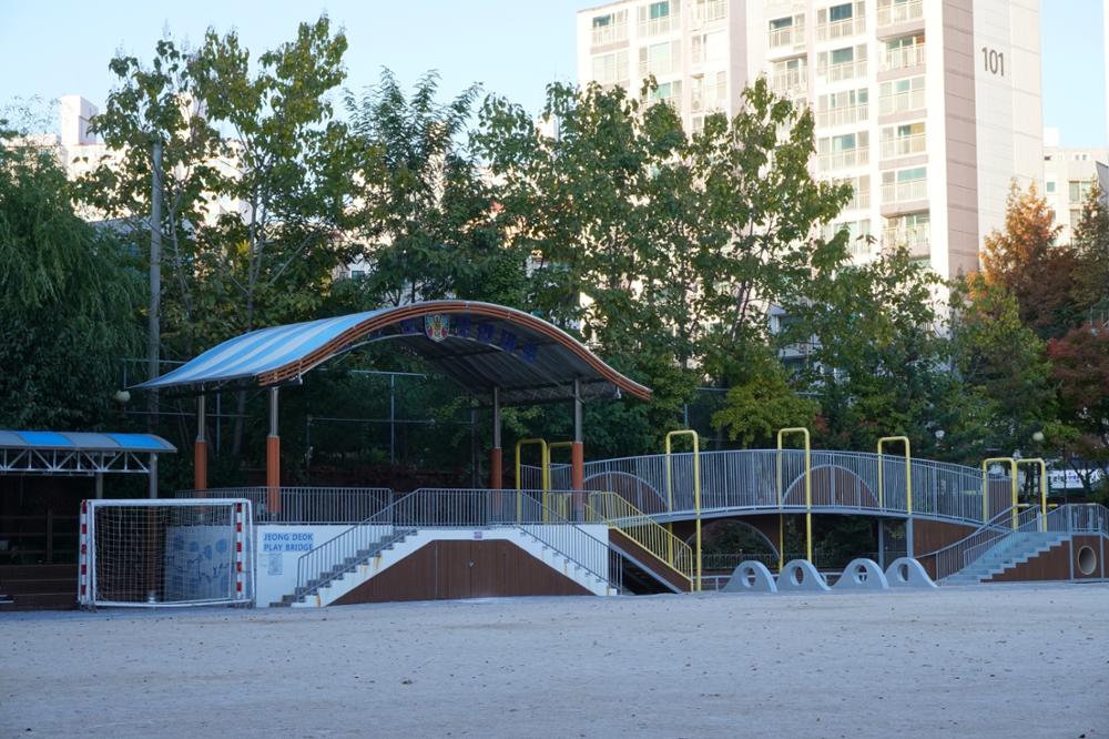 서울정덕초등학교 조회대와 놀이터