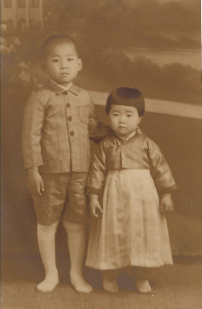 제3회 성북구 민간기록물 수집 공모전_여동생과 함께 찍은 사진