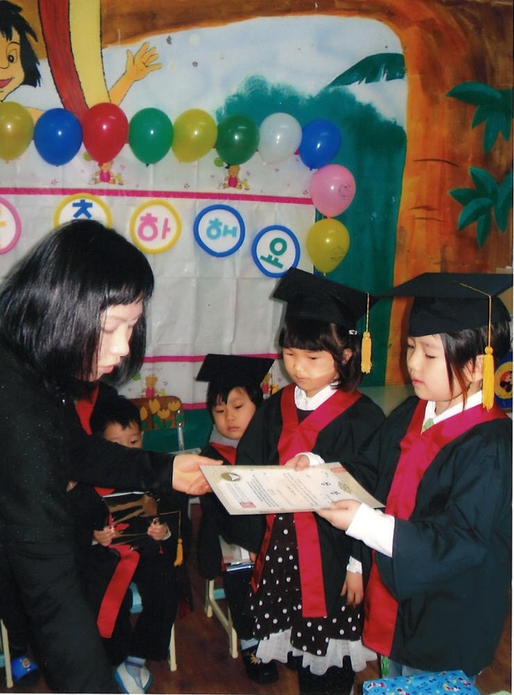 제3회 성북구 민간기록물 수집 공모전_제16회 하얀미술학원 졸업기념 사진(1)