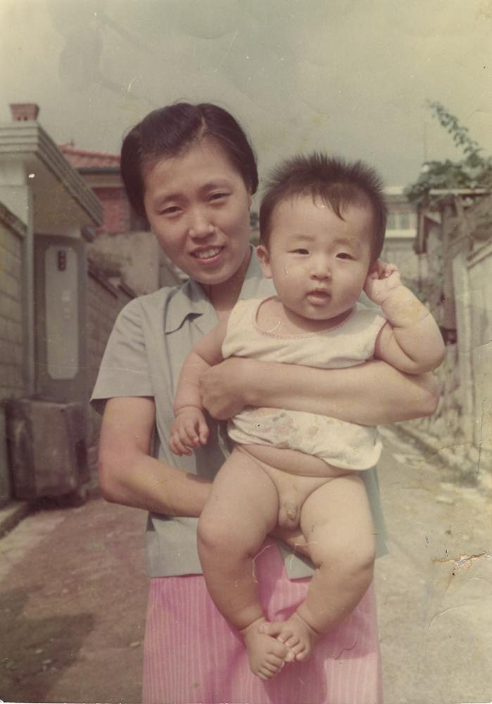 제3회 성북구 민간기록물 수집 공모전_집 앞에서 어머니와 함께