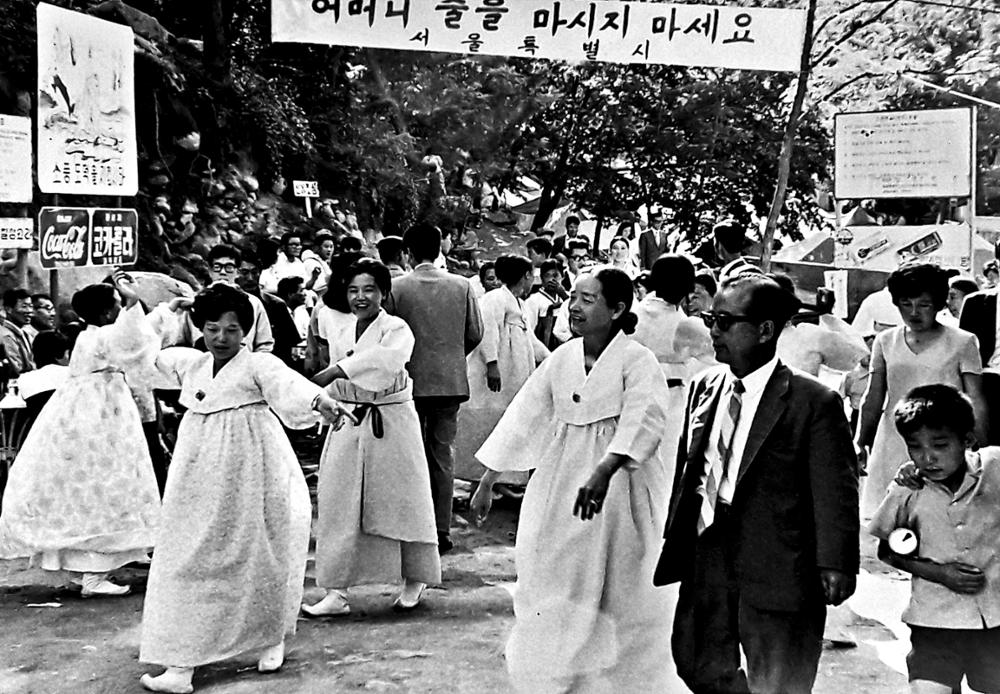 제3회 성북구 민간기록물 수집 공모전_정릉 유원지에서 신이 난 주민