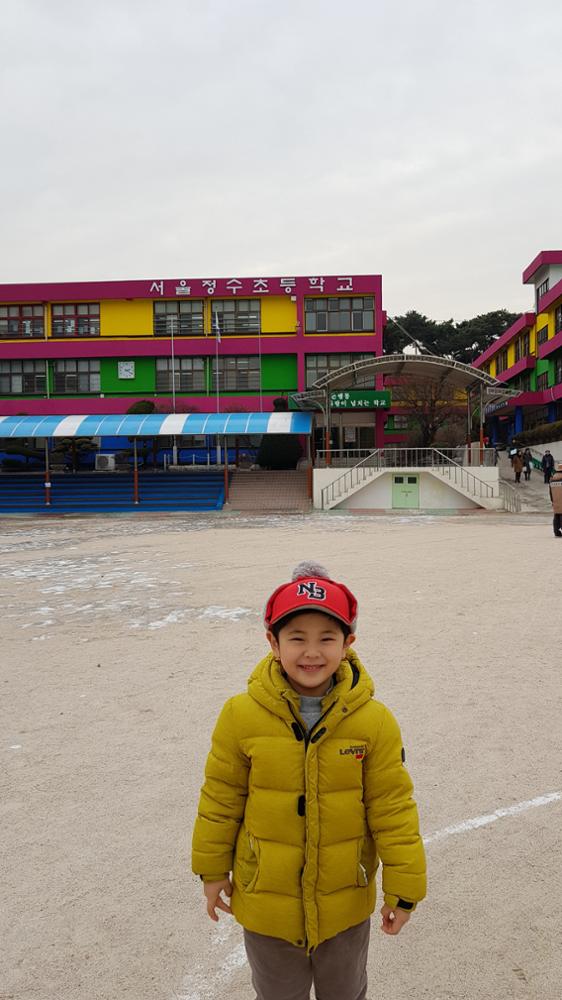 제3회 성북구 민간기록물 수집 공모전_서울정수초 앞에서 아들(2)