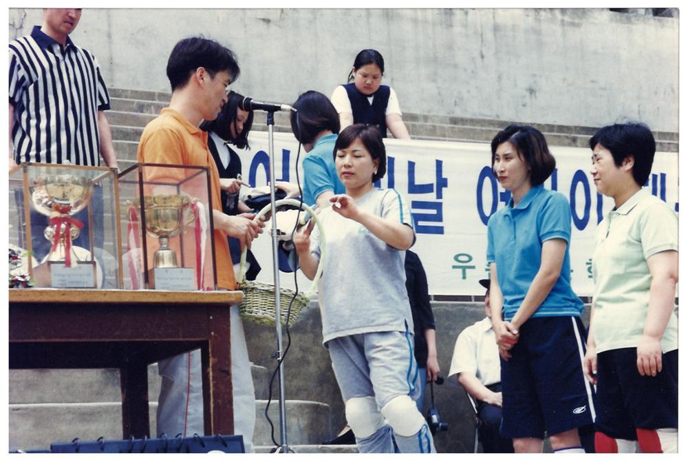 제3회 성북구 민간기록물 수집 공모전_우촌초 어머니회 배구부 활동사진(6)